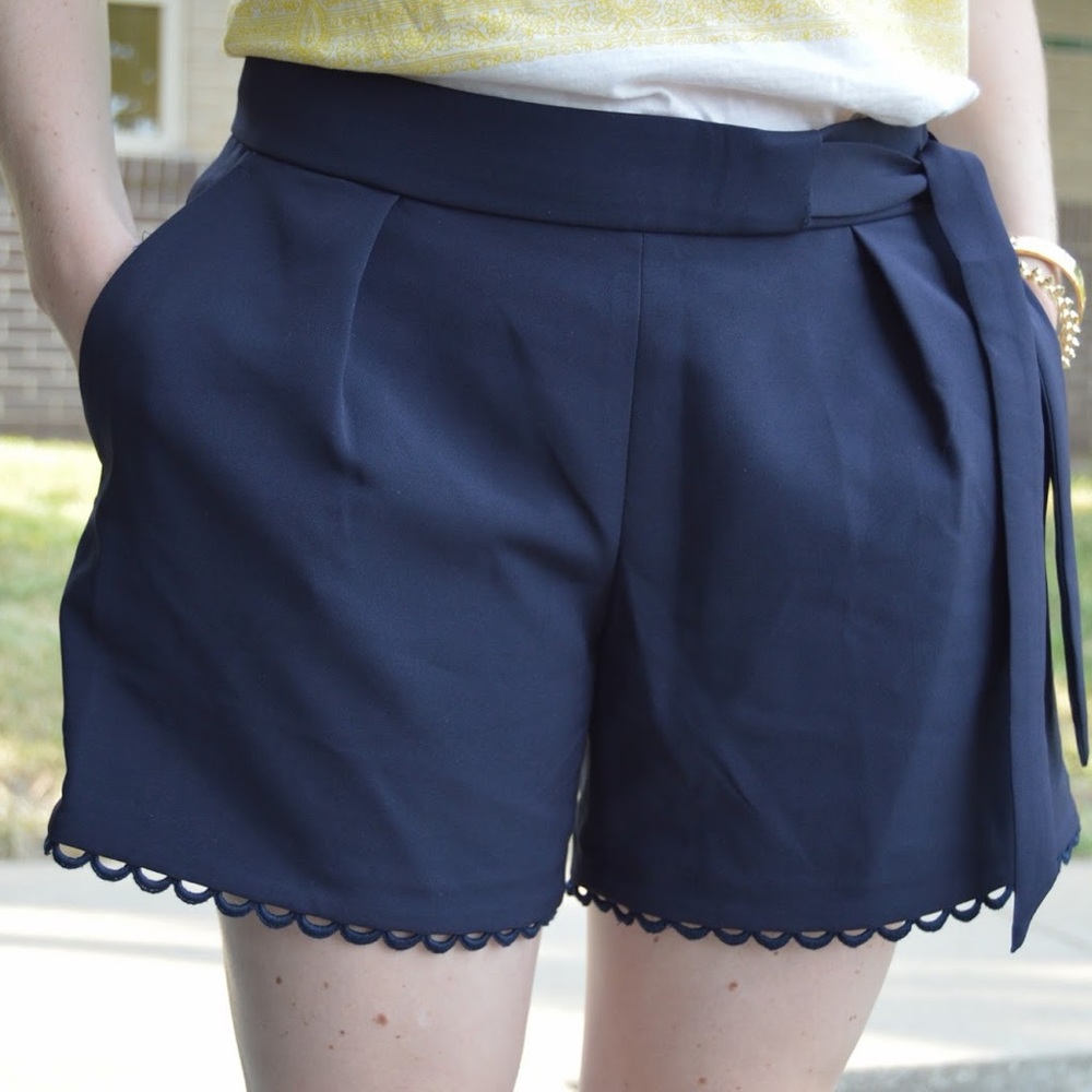 BR scalloped Shorts with Bow Detail size 2